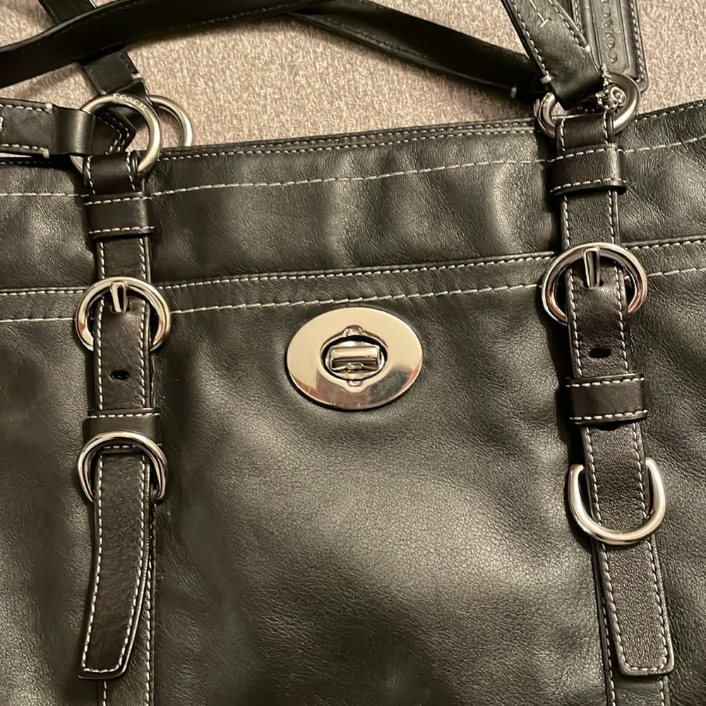 Coach black leather bag with detachable shoulder straps and gold buckles - Picture 4 of 9